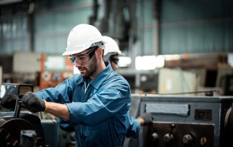 Arbeiten im Maschinenbau – kariertes Hemd ist keine Pflicht