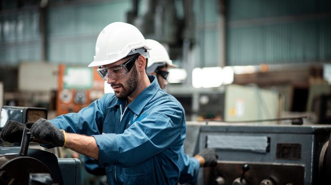 Arbeiten im Maschinenbau – kariertes Hemd ist keine Pflicht