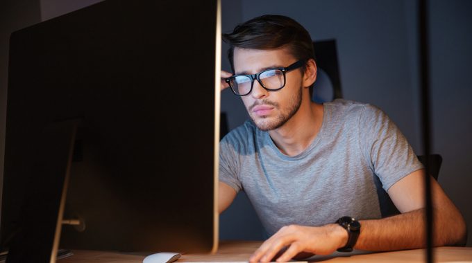 Die Arbeitsplatzbrille – eine Brille gegen Kopf- und Rückenschmerzen am Bildschirmarbeitsplatz